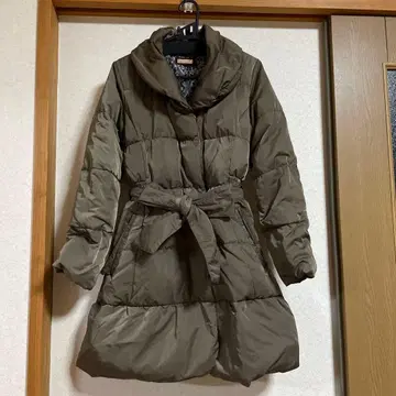 부즈루드 카키색 벨트 포함 다운 코트