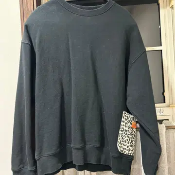 UNIVERSAL OVERALL 블랙 맨투맨