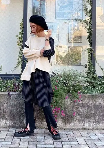 OSMOSIS 베이지와 블랙 스트라이프 긴팔 맨투맨