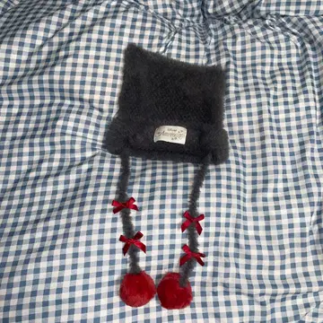 그레이 니트 모자 빨간색 리본 폼폼 베를리오즈