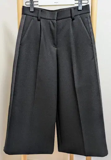 sacai 크롭 팬츠 울 21-05728 블랙 사이즈 2