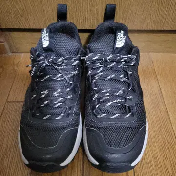 THE NORTH FACE 블랙 스니커즈