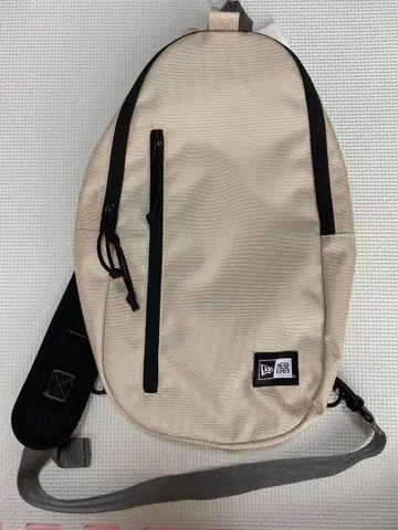 뉴에라 바디백 사선 크로스백 베이지