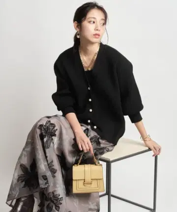 JUSGLITTY 펄 버튼 루즈 가디건