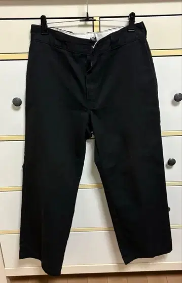 Dickies 블랙 슬랙스 백 포켓 부착