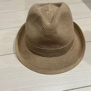 Lacoste 베이지 플랫 브림 햇