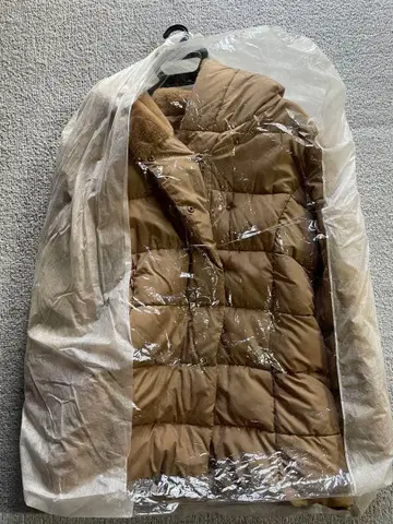 베이지 후드 부착 다운 자켓