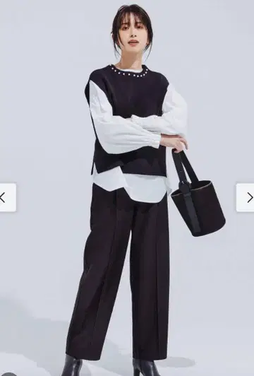 니트 베스트와 볼륨 슬리브 블라우스의 깔끔한 세트 펄 포함