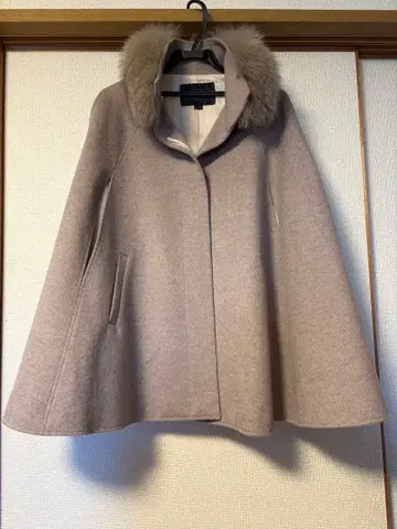 퍼 달린 베이지 케이프 코트