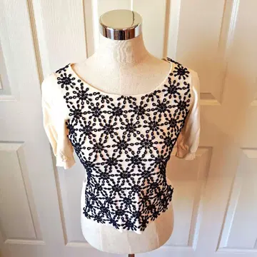 시빌라 자수 반팔 티셔츠