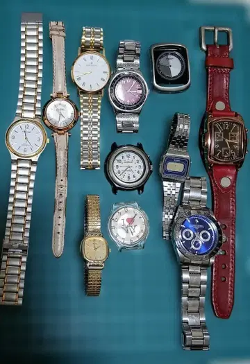 상태가 좋지 않은 시계가 많이 있다