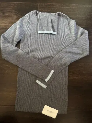 로지몬스터 바이컬러 하이넥 니트