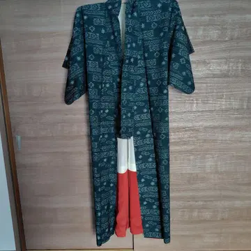 다크 그린 전통적인 패턴 기모노