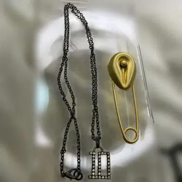 스톤 부착 펜던트 목걸이, 골드 브로치