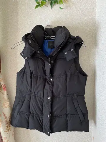 INDIVI 후드 부착 블랙 다운 베스트