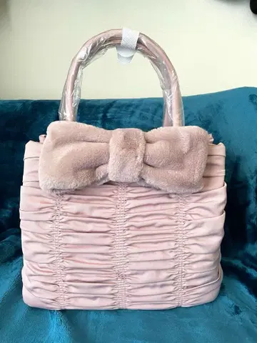 TO BE CHIC 인조 모피 리본 셔링 토트백