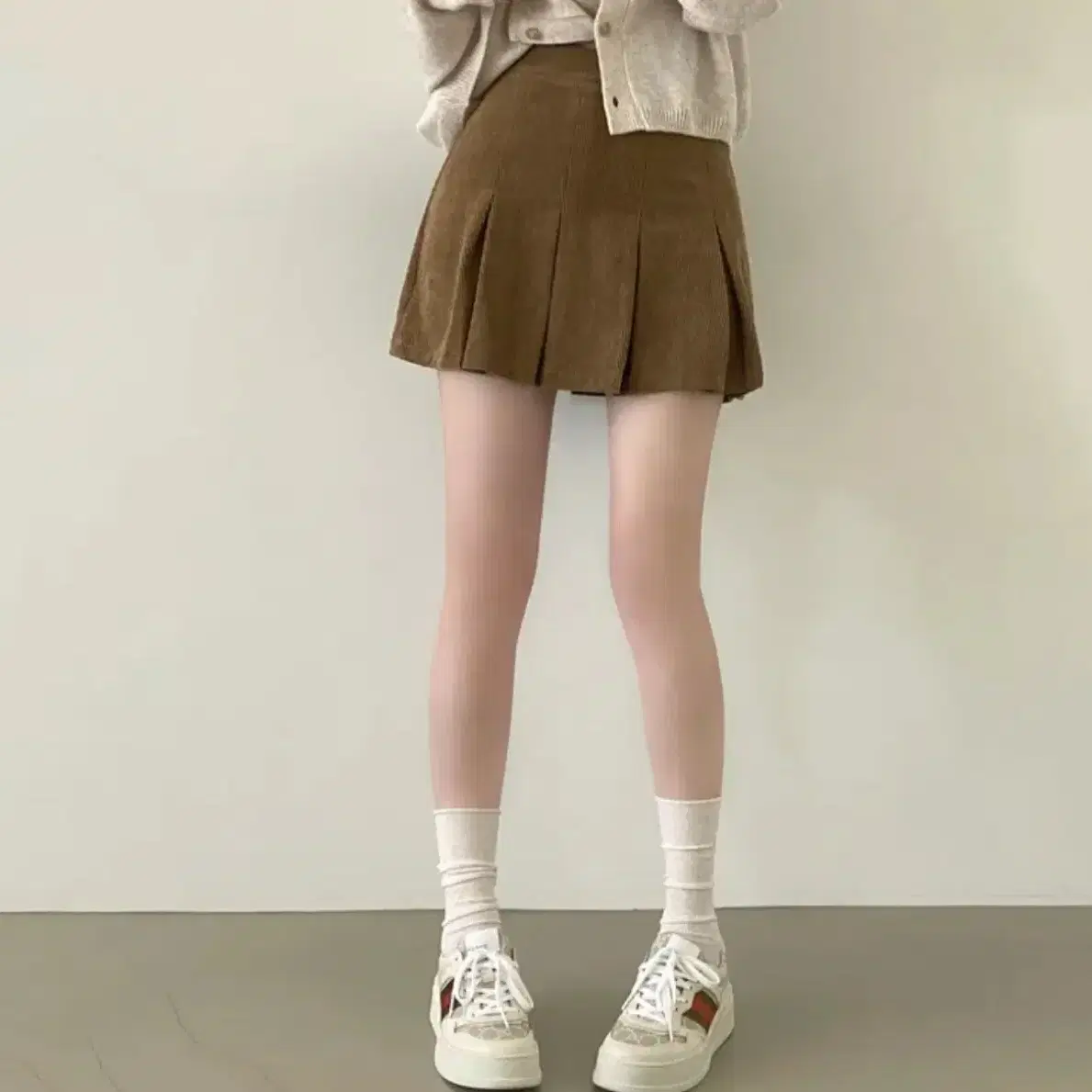 The Barnet Lignes Lace Mini Skirt (S) on Bunjang Global Site.