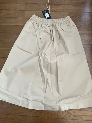 뉴발란스 베이지 롱 스커트 미사용 새상품 택 포함