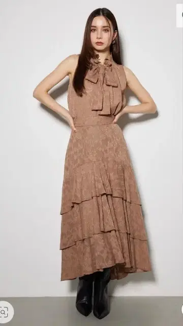 개더 프릴 넥 보타이 블라우스 피쉬테일 티어드 스커트