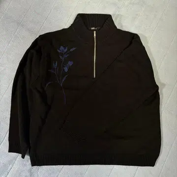 꽃 자수 하프 지퍼 니트 풀오버