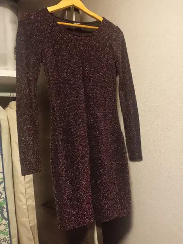 블랙과 보라색의 라메 믹스 긴팔 드레스