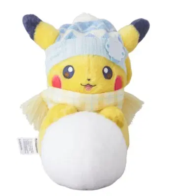 봉제 인형 피카츄와 눈놀이