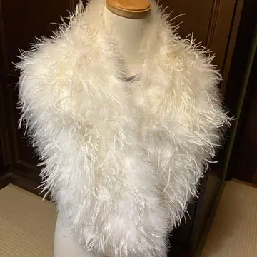 털 모양이 조금 다른, 깃털로 만든 럭셔리하고 화려한 일본 의류 스톨