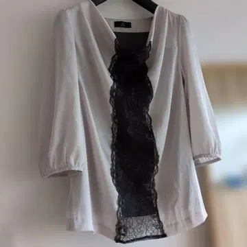 INED 화이트 블랙 레이스 블라우스