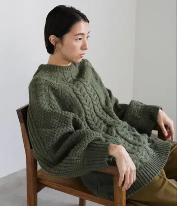올리브 그린 케이블 니트 스웨터