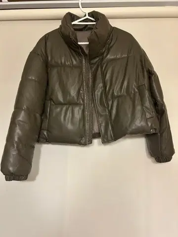 올리브 그린 숏 기장 다운 자켓