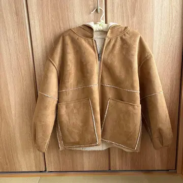 브라운 후드 부착 무스탕 느낌의 원단