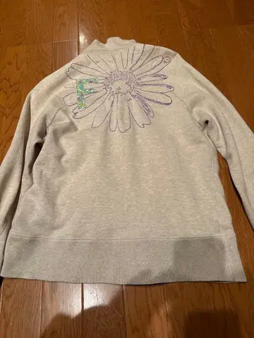 꽃무늬 자수 맨투맨 트레이닝복 그레이