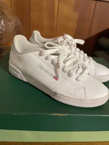 Reebok 화이트 스니커즈