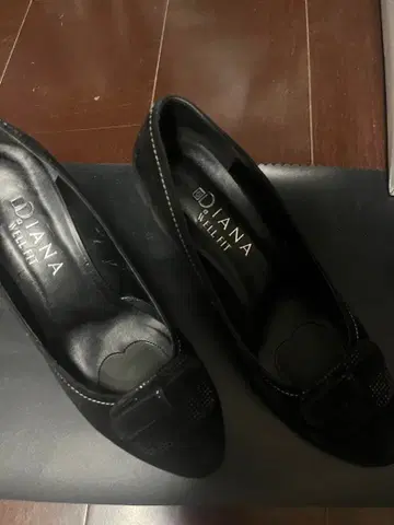 DIANA 블랙 펌프스 웰핏 웨지솔