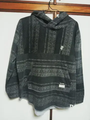 그레이 계열 스트라이프 후드티