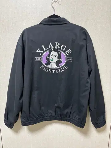 XLARGE 나이트클럽 로고 자켓 [ 세일 중 ]