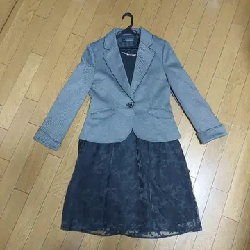 포멀 슈트 입학식, 졸업식에 그레이 스트라이프 자켓과 블랙 드레스 세트