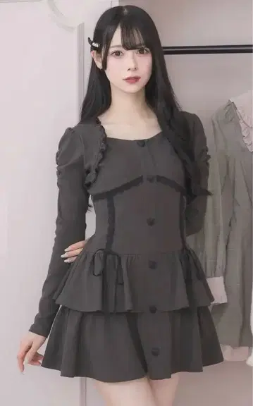 pium 하트 버튼 티어드 리브 원피스 차콜