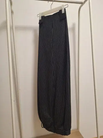 스트라이프 패턴 릴랙스 핏 슬랙스