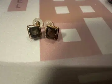 브라운 스퀘어 스터드 귀걸이