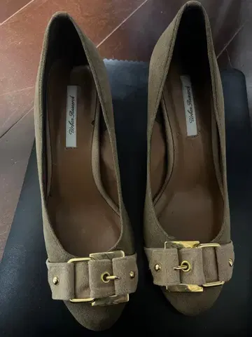 GALLARDAGALANTE 브라운 스웨이드 웨지솔 펌프스