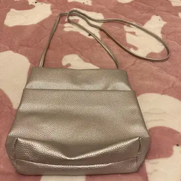 실버 합성 피혁 숄더백