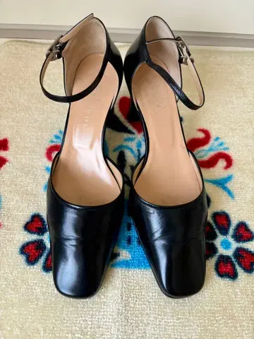 [트루사르디] 블랙 가죽 백 스트랩 펌프스 23.5cm