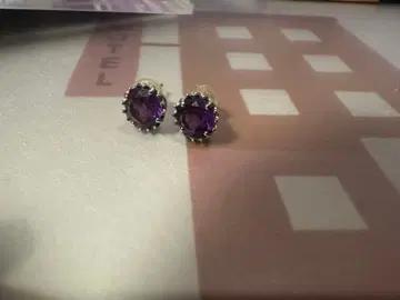 보라색 오벌컷 스톤 스터드 귀걸이