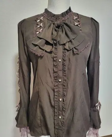 axes femme 리본 브로치 부착 히메소매 블라우스 브라운