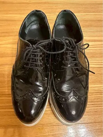 나르시스 블랙 에나멜 통굽 신발