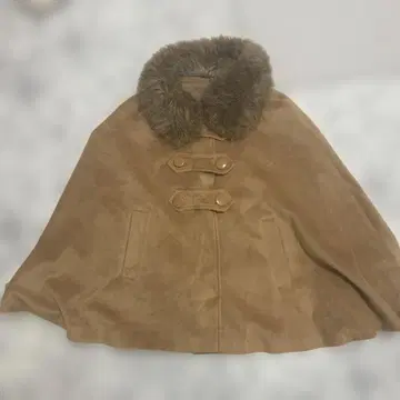 퍼 달린 베이지 케이프 코트 판초