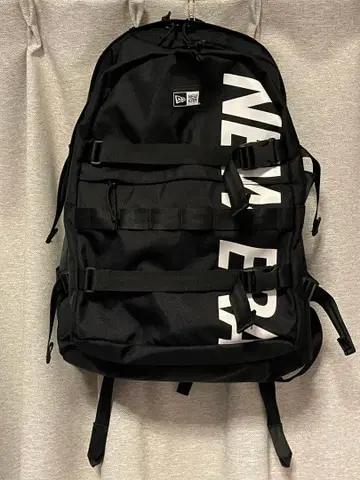 NEW ERA 커리어 팩 35L 프린트 로고 블랙 x 화이트