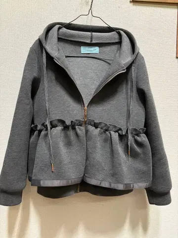 NATURAL GIRL 프릴 달린 그레이 후드티