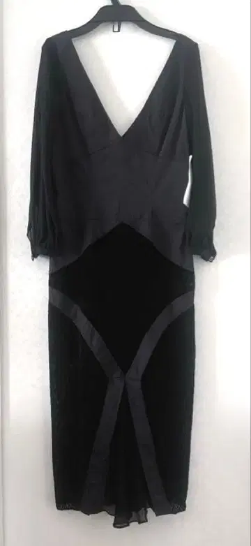 미사용 새상품 엘레강트하고 멋진 블랙 V넥 드레스